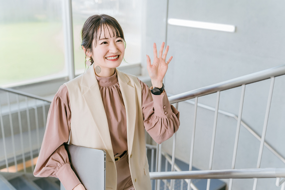 仕事中にアロマシールを使用する女性